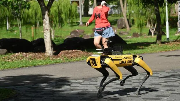 Black Mirror en la vida real: Singapur despliega un perro-robot para mantener la distancia social