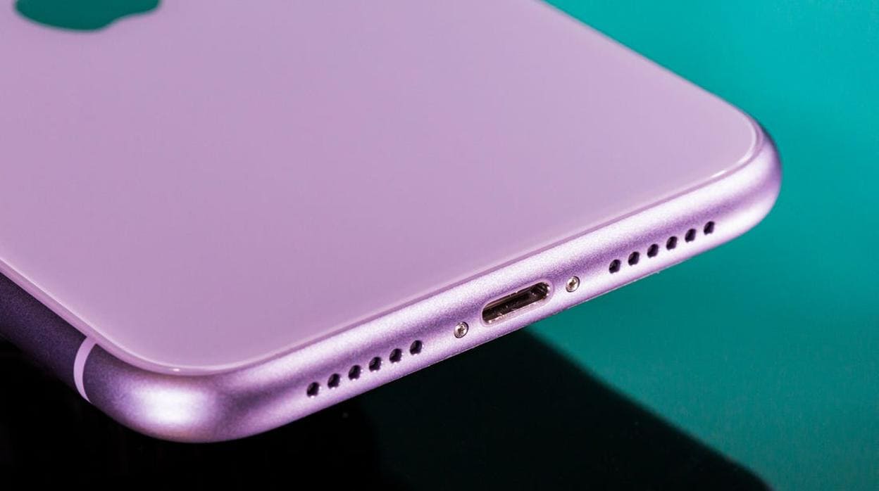Los planes más controvertidos de Apple y Samsung: estudian vender móviles sin cargador