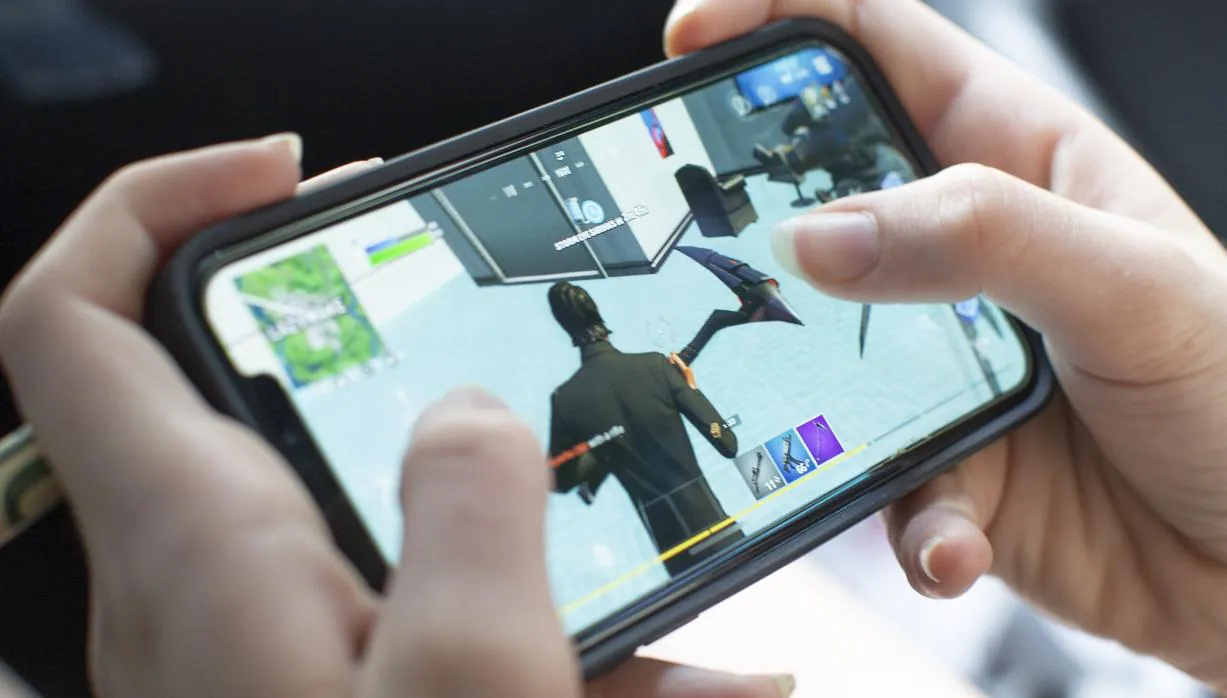 Una persona juega a «Fortnite» desde un iPhone