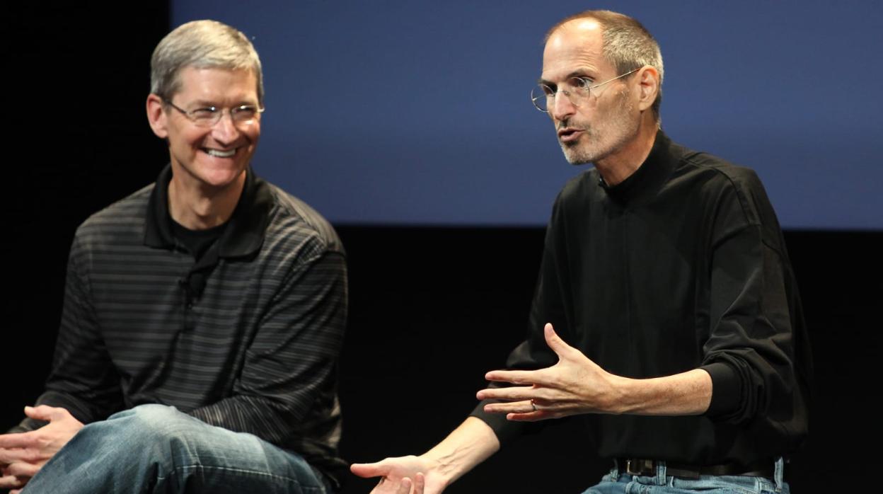 A la izquierda, Tim Cook; a la derecha, el malogrado Steve Jobs