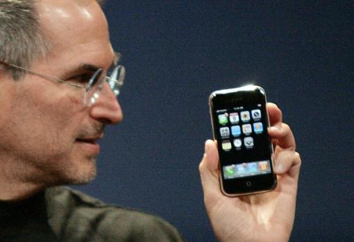 Steve Jobs sostiene el primer iPhone durante su presentación