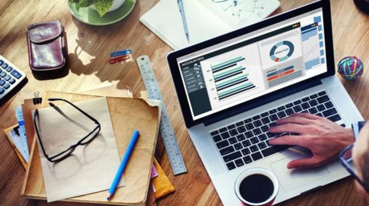 Ojo con los &#039;clics&#039; y el ordenador de la empresa: cómo evitar que te &#039;hackeen&#039; con el trabajo híbrido