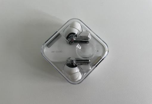 Los Nothing Ear (1) dentro del estuche