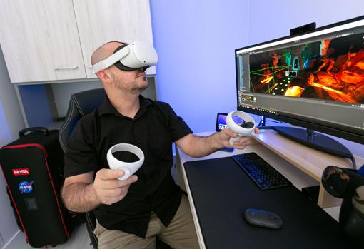 Edgar Martín-Blas, director ejecutivo de Virtual Voaygers, con un visor Oculus Quest 2