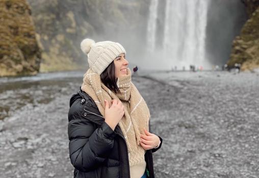 Carla junto a la casacada Skógafoss, en Islandia