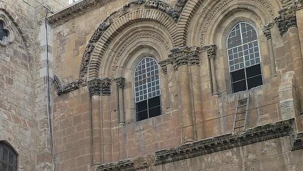 ¿Qué hace esta escalera en una ventana del Santo Sepulcro desde 1757?