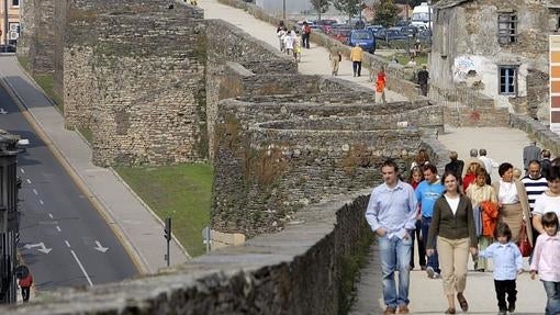 Turistas en la muralla de Lugo