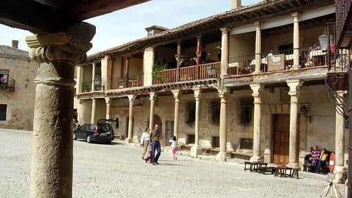 Plaza porticada y empedrada de la villa medieval segoviana de Pedraza de la Sierra