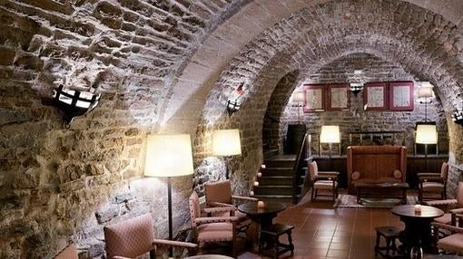 Salón interior del Parador de Cardona