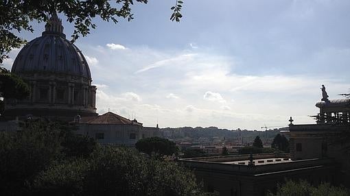 Vistas de la Catedral de San Pedro y de Roma desde los Jardines