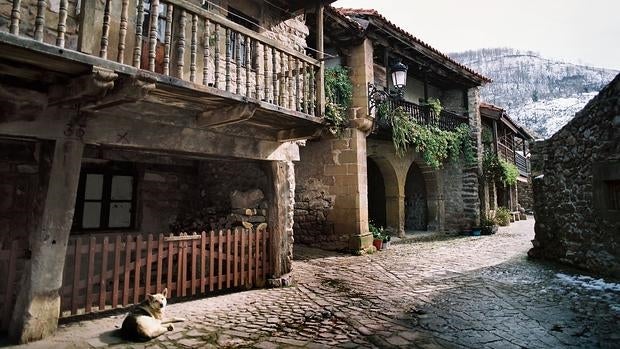 Una de las calles de Bárcena Mayor