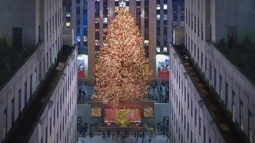 Nueva York ya tiene su emblemático árbol de Navidad en Rockefeller Center