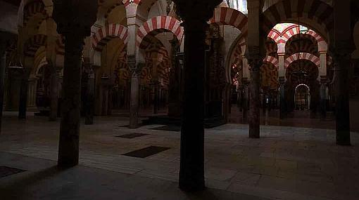 La luz es diferente en las visitas nocturnas a la Mezquita-Catedral de Córdoba. Fuente: elalmadecordoba.com