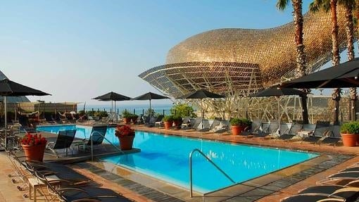 La piscina del Arts, junto a la escultura de Gehry