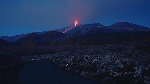 El monte Etna, en la noche del 6 de diciembre de 2015