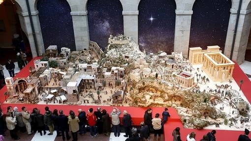 Vista general del tradicional Belén creado por la Asociación de Belenistas de Madrid, que forma parte del programa «Navidad en la Puerta del Sol»