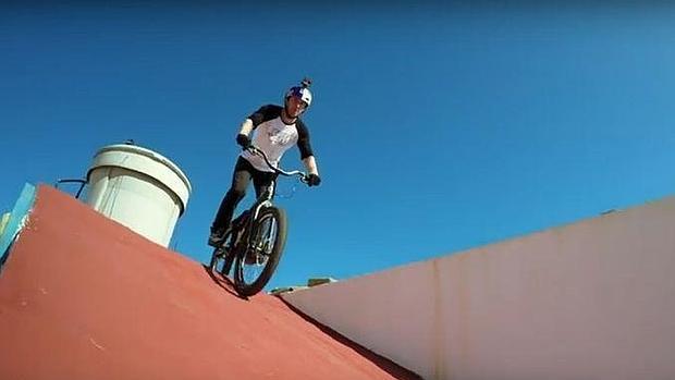 El espectacular vídeo del paseo en bici por los tejados de Las Palmas de Gran Canaria
