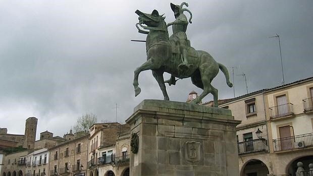 La plaza Mayor de Trujillo presidida por la estatua ecuestre de Francisco Pizarro
