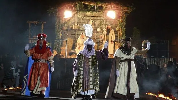 Los Reyes Magos, Melchor, Gaspar y Baltasar, tras descender de sus cabalgaduras al llegar a la Plaza de España de Alcoy