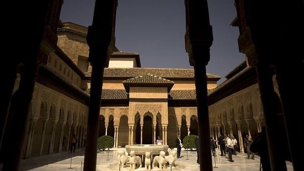 El Alcázar de Sevilla y la Alhambra de Granada estudian prohibir los palos de selfie
