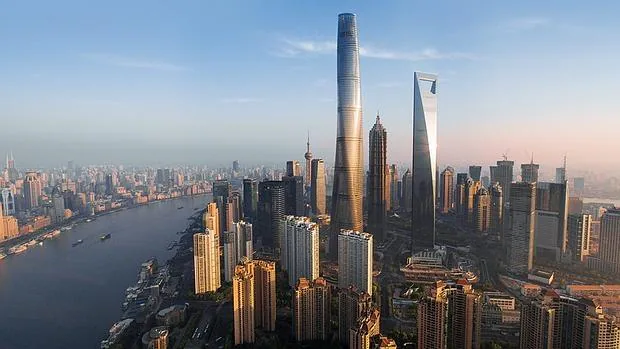 La Torre Shanghai destaca en el skyline de la ciudad