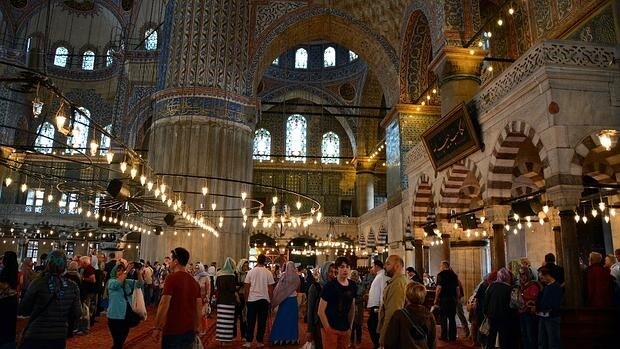Interior de la Mezquita Azul, en Estambul