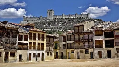 Plaza del coso de Peñafiel con castillo (sede del Museo Provincial del Vino), al fondo