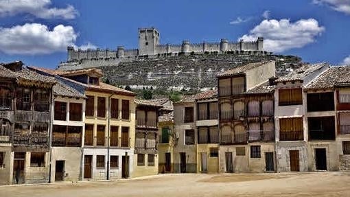 Plaza del coso de Peñafiel con castillo (sede del Museo Provincial del Vino), al fondo