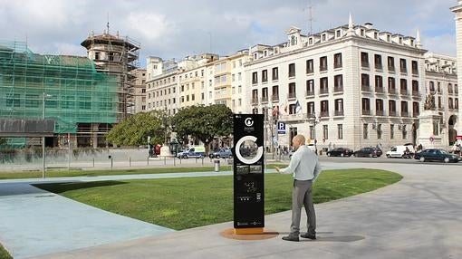 La ruta está compuesta por varios tótems como este, con imágenes del incendio en el entorno del Santander de hoy