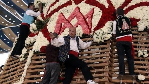 Ofrenda floral a la Virgen de los Desamparados, en 2009