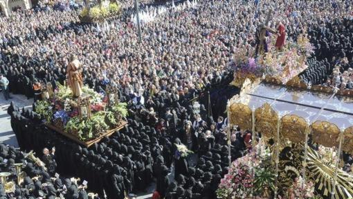 Momento del tradicional acto de El Encuentro en la Plaza Mayor de León, punto álgido de la Procesión de los Pasos