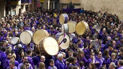 Un momento de la "rompida de la hora", acto en el que la población turolense de Calanda estalla en un redoblar de tambores que se prolonga durante varias horas