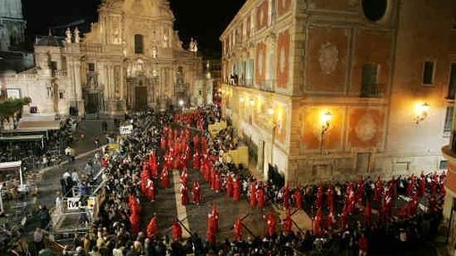 Procesión de la Archicofradía de la Preciosísima Sangre de Nuestro Señor Jesucristo; el cortejo en la plaza de Belluga