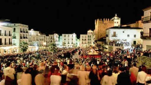 Plaza Mayor de Cáceres durante una procesión de Semana Santa