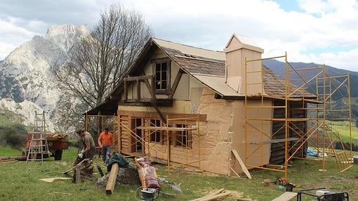 Muy cerca de la localidad de Pendes, en el municipio de Cillorigo de Liébana, se está acabando de construir la cabaña del abuelo de la pequeña