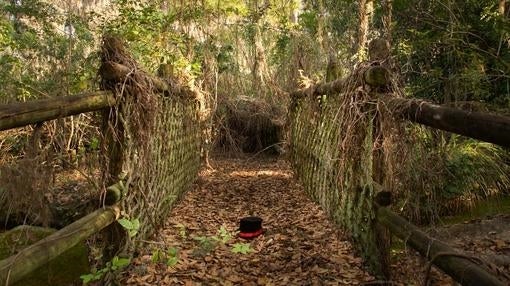 Un sombrero sobrevive en aparente buen estado al abandono general