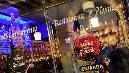 Las Tapas de Gonzalo, con la Playa Mayor de Salamanca reflejada en el cristal