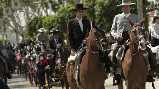 Paseo de caballos en las calles del Real