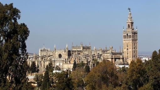 Vista desde la terraza de los juzgados de Sevilla, la Catedral y la Giralda