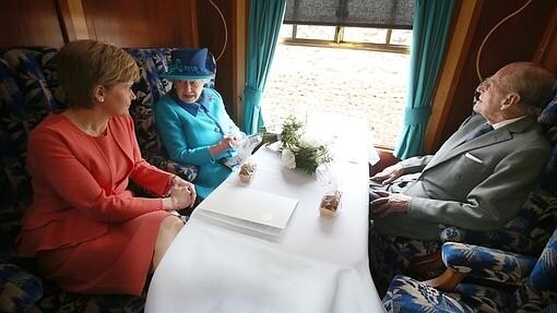 Isabel II en un viaje en tren por Sudáfrica, en 2015