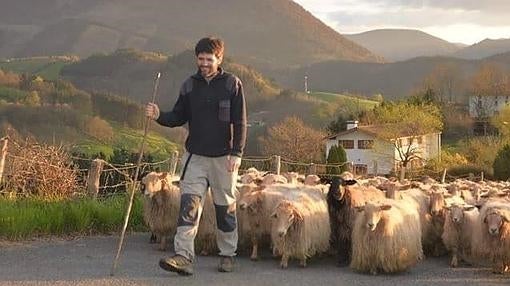 Joseba Insausti, con sus ovejas