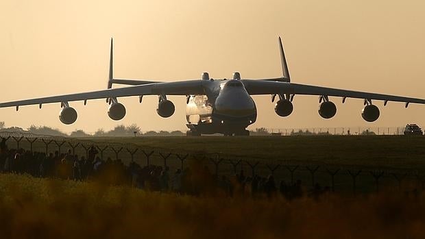 El Antonov An-225 Mriya, en el aeropuerto Vaclav Havel