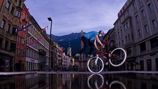 Un habilidoso de la bicicleta de montaña en la avenida de Maria-Theresien