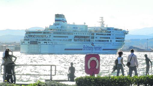 Entrada del ferry Pont Aven en la bahía de Santander