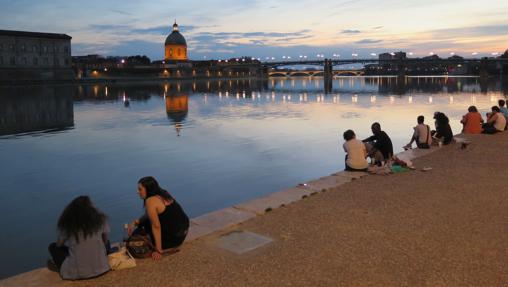 Los jóvenes se reúnen a orillas del río Garona durante las noches de verano