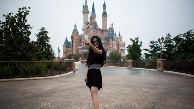 Disney inaugura su parque de Shanghái en plena guerra con Wanda