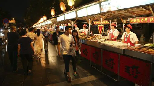 Numerosas personas visitan el antiguo mercado nocturno de Donghuamen