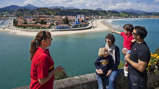 La Playa de Santa Marina, como telón de fondo de un feliz día en familia