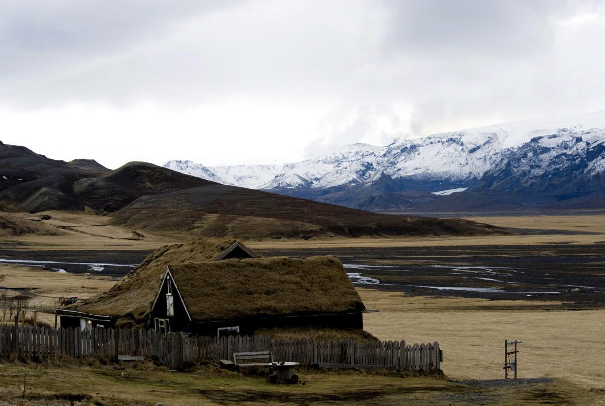 Paisaje de Islandia, con el glaciar Eyjafjallajoekull como telón de fondo