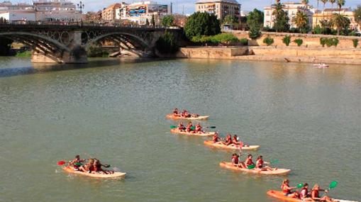 Puentes y monumentos a vista de Kayak. Fuente: outdoorsevilla.com